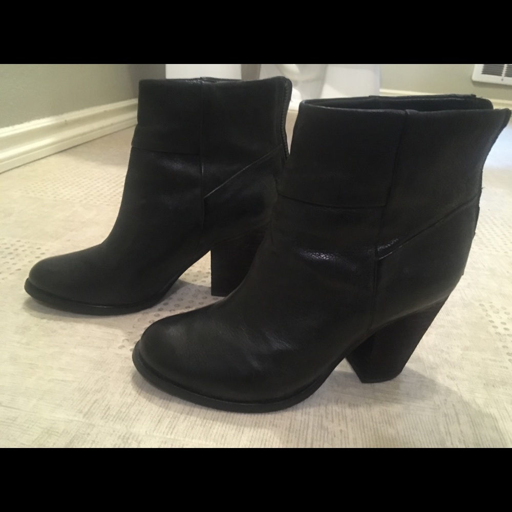 Arturo Chiang Black Zip Up Booties